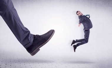 Genç bir işçi tarafından Koca ayak evden attı