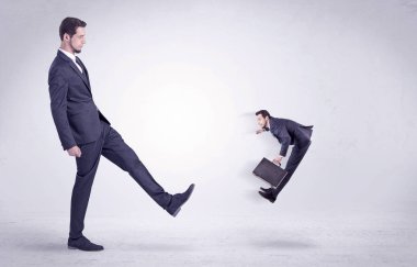 Büyük adam küçük kendisini kovuyor