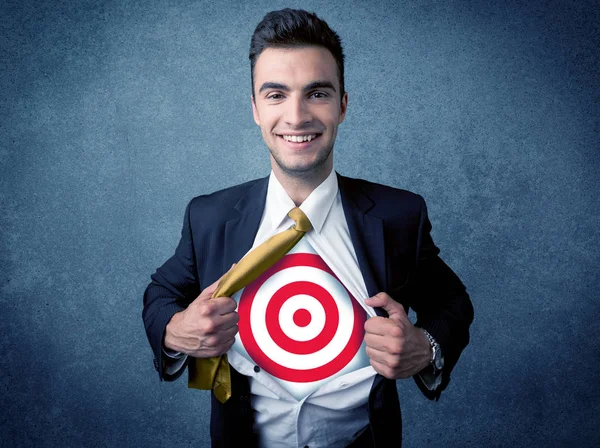 Camisa de hombre de negocios rasgando con el signo de objetivo en el pecho —  Fotos de Stock