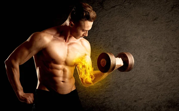 Kaslı vücut geliştirici alevli pazı konseptiyle ağırlık kaldırıyor.