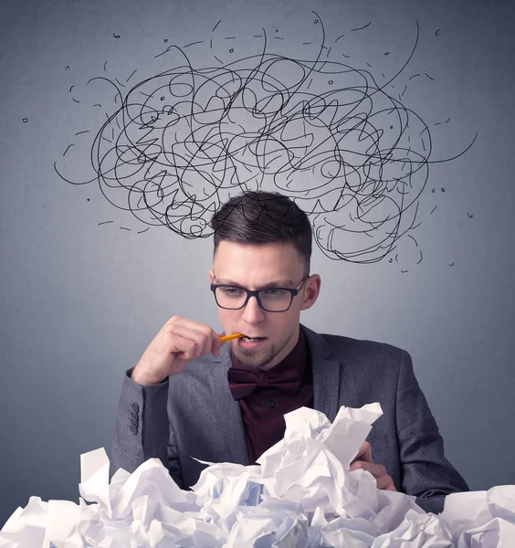 İşadamı buruşuk kağıt üzerinde