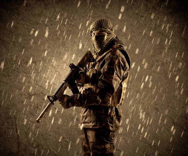 지저분한 ra에 마스크와 위험한 중무장 한 테러 군인 — 스톡 사진