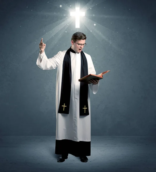 Joven sacerdote en dar su bendición —  Fotos de Stock
