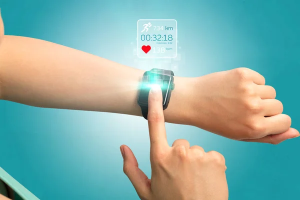 Mulher mão smartwatch . — Fotografia de Stock