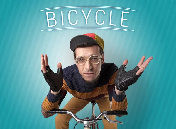 Гордовитий велосипедист на своєму велосипеді — стокове фото