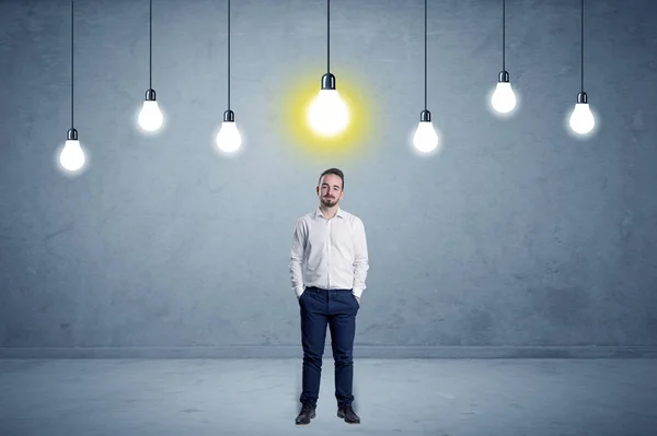 上記の電球と平凡な立っているビジネスマン — ストック写真