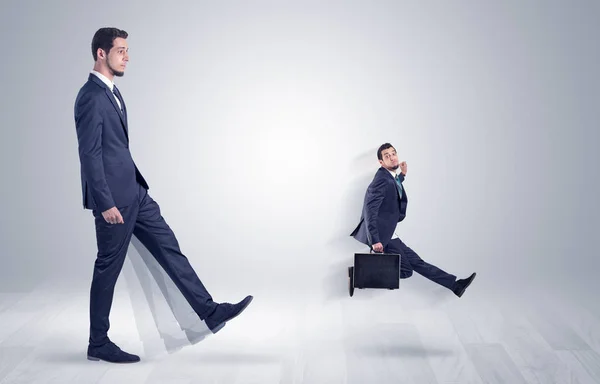 Gigante empresário chutando para fora pequeno empresário — Fotografia de Stock