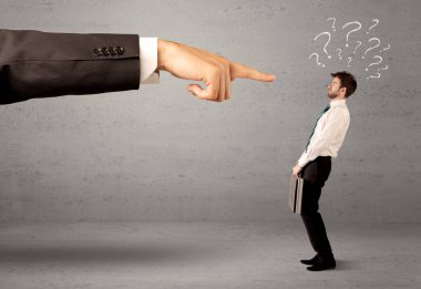 Kafası karışmış bir çalışan patrondan emir alıyor.