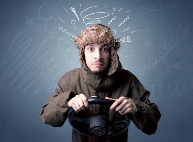 Elinde direksiyon tutan adam