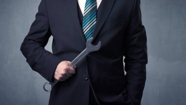 Businesman ayakta elinde aracıyla