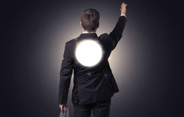 Sırtında labirent ile ayakta işadamı