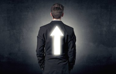 Genç işadamı ile ok sırtında duran