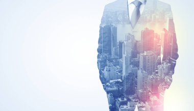 Sırtında siyah anahtar deliği ile ayakta adam