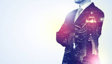 Şehir duvar kağıdı ile düşünme genç adam