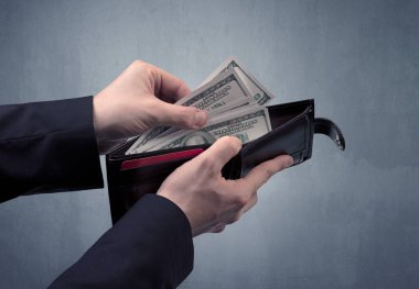 Takım elbise elinde Doları cüzdanından dışarı alır