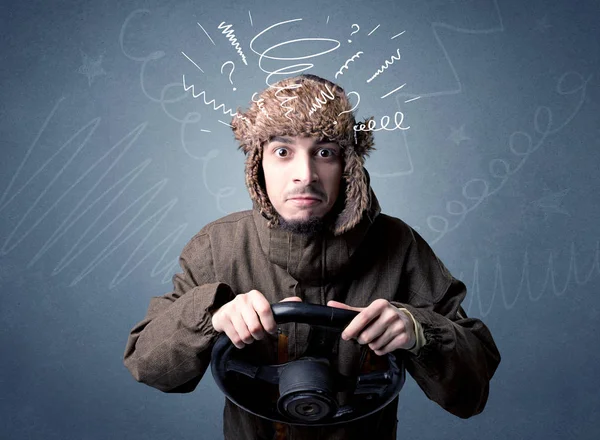 Elinde direksiyon tutan adam