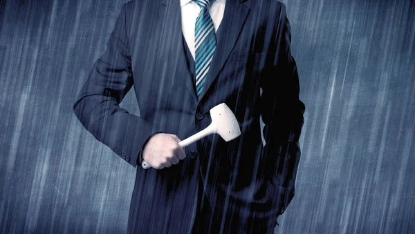 Elindeki aracıyla ayakta işveren