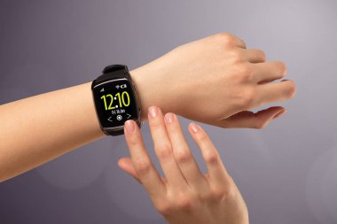 Giyen ve smartwatch basarak el