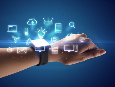 Smartwatch Multimedya sembolleri ile giyen el