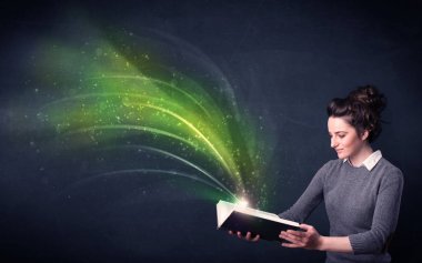 Genç Bayan dalga ile kitap