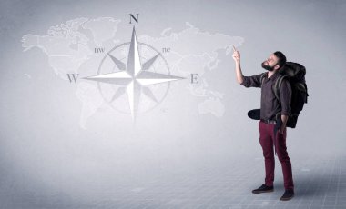 Sırt çantalı genç adam.