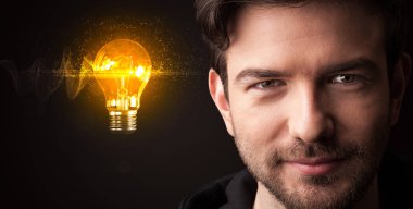 Koyu arka plan üzerinde genç bir işadamı portresi