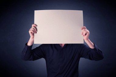 Boş kağıt tutan iş adamı