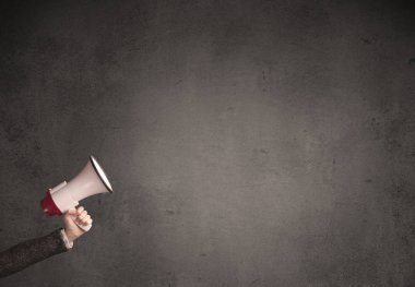 Düz arka plan üzerinde megafon