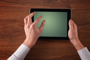 Tablet tutan eller iş