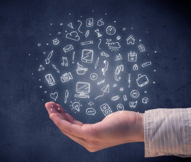 Karışık çizimler tutan el