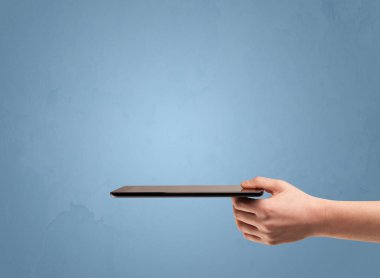 Telefon aygıtı profilden tutuluyor