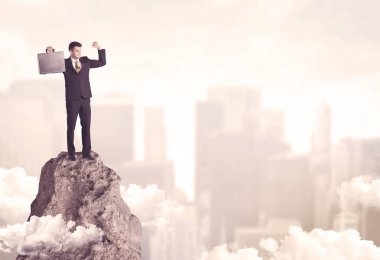 Tehlikeli cliff üzerinde emin iş adamı