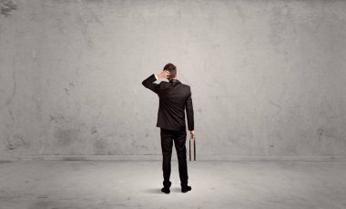 İş adamı boş kentsel alanda kayboldu