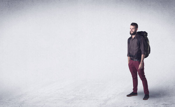 молодой человек с рюкзаком