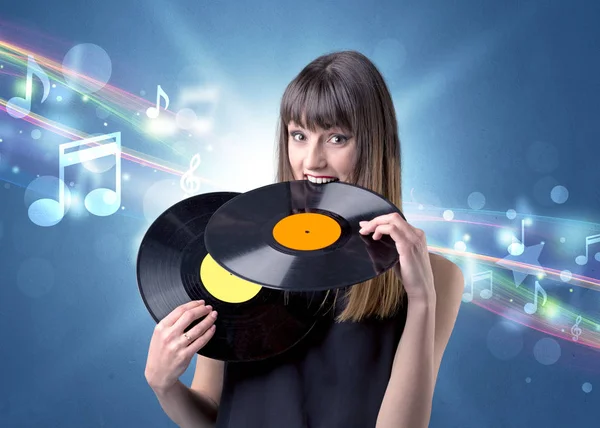 Vinil kaydı tutan kadın