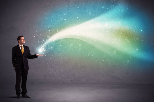 Бизнесмен держит свет

