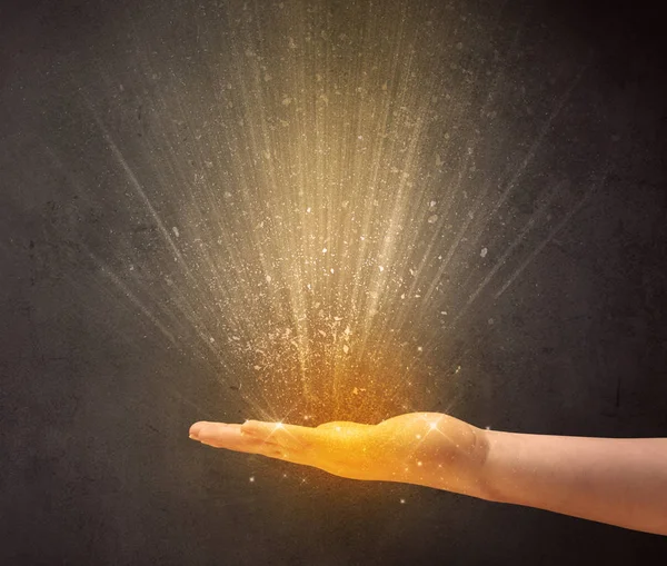 El tutma sarı ışık