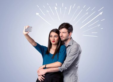 Oklarla selfie çeken sevimli bir çift.