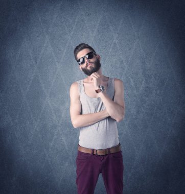 Zarif kıyafetler giymiş sakallı hippi.