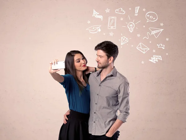 Couple taking selfie with thoughts illustrated — Stock Photo, Image