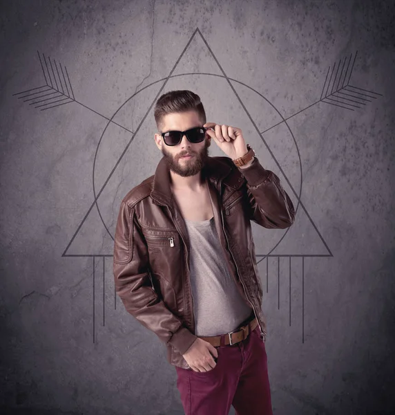 Sıradan komik erkek cep telefonu kullanıyor.