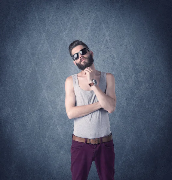 Zarif kıyafetler giymiş sakallı hippi.