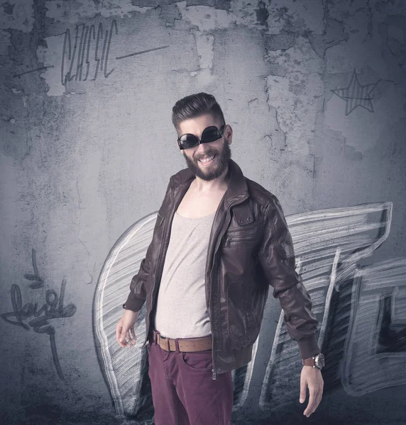 Graffiti duvarında duran manken.