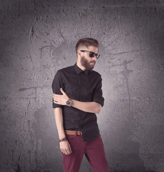 Sakallı ve güneş gözlüklü şık bir erkek.
