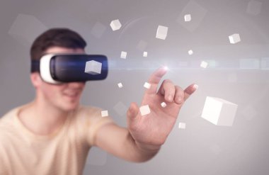 Adam sanal gerçeklik gözlüğü takıyor.