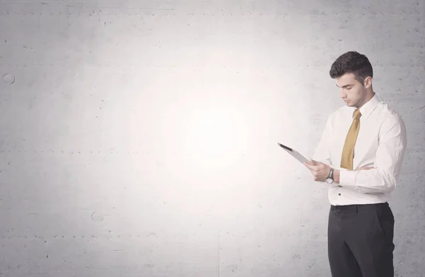 Elegante hombre de negocios con un fondo claro — Foto de Stock