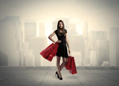 Kırmızı alışveriş çantalı zarif şehir kızı.