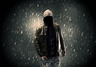 Bilinmeyen şüpheli karanlıkta duruyor.