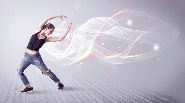 Breakdancer urbain dansant avec des lignes blanches — Photo