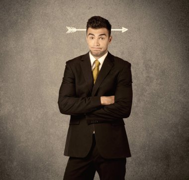 Kafasına bir ok ile genç pazarlamacı